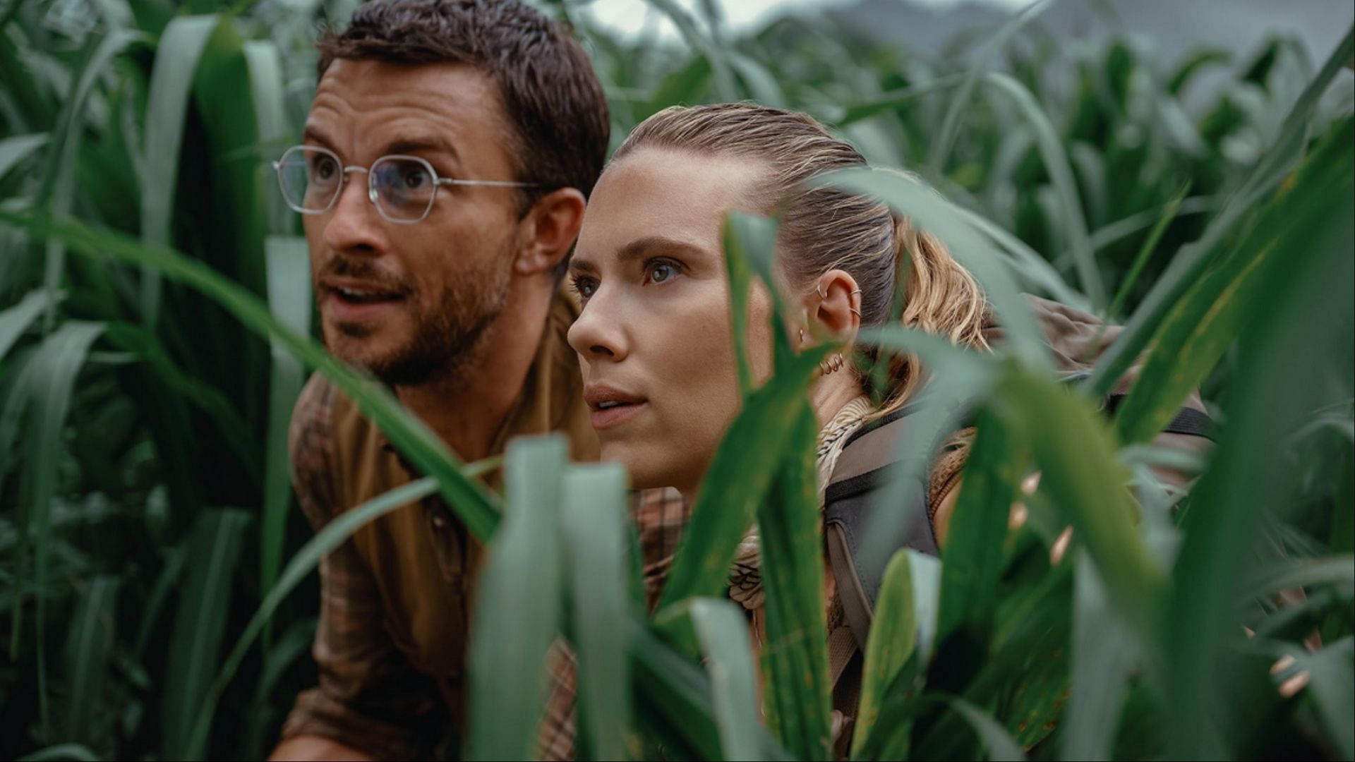 Zora and Loomis stay alert while navigating the jungle in Jurassic World Rebirth. (Image via Universal Pictures)